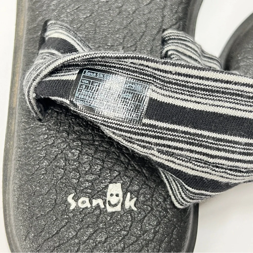 SANUK Black and Gray Striped Strappy Summer beach  Beach Sandal